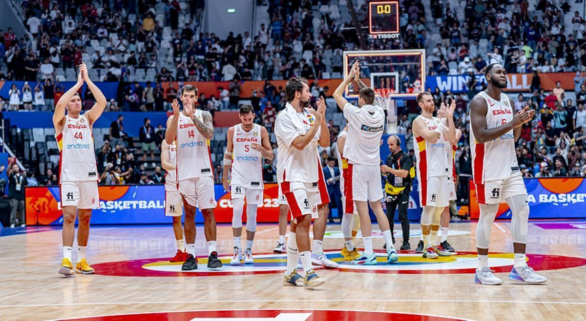 Los jugadores de la selección española saludan tras un partido en el pasado Mundial.