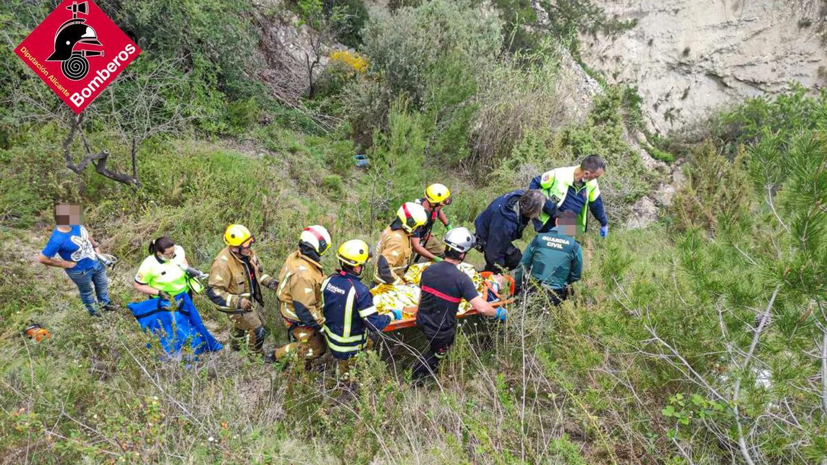 Otra imagen del traslado del herido, que a pesar de lo aparatoso del accidente logró salvar la vida.