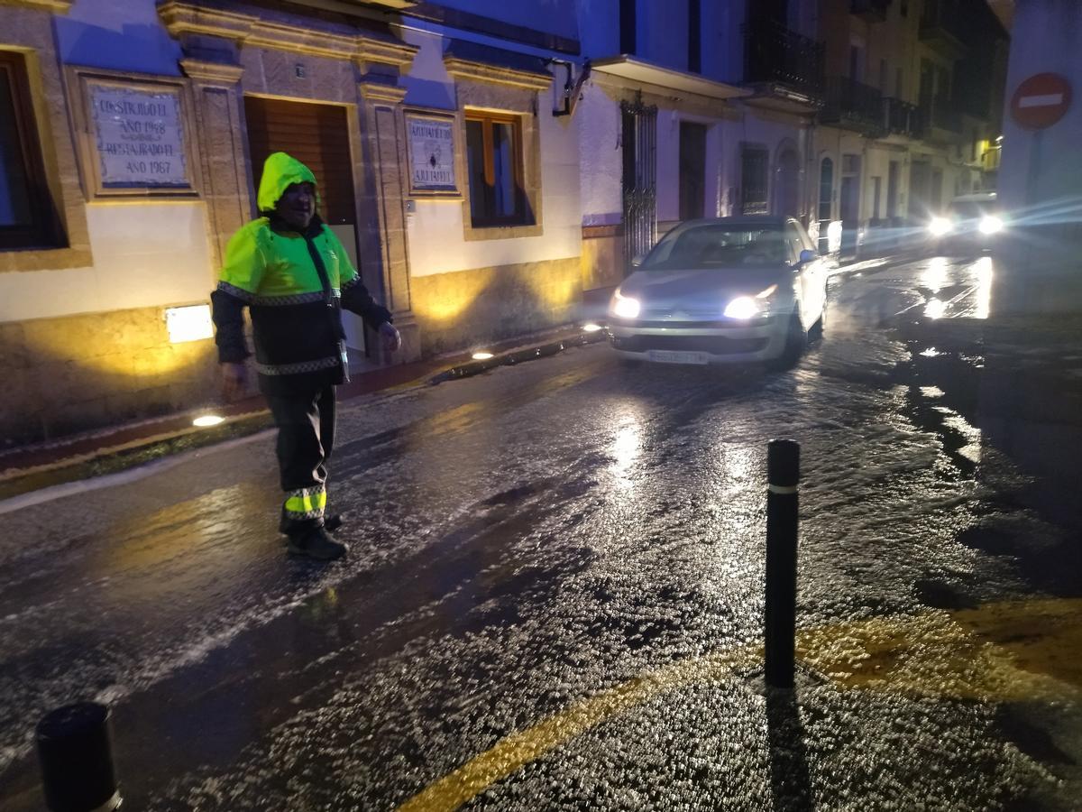 Un policía local desvía a los coches en el centro urbano de Benitatxell para evitar que entren en las calles con más pendiente