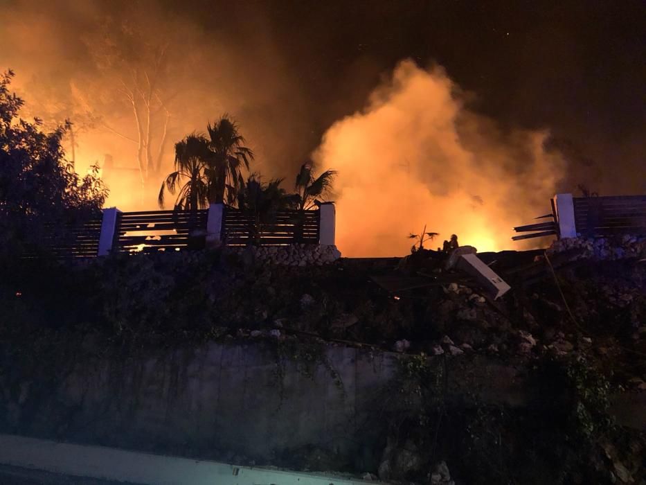 Casas devoradas por las llamas en la zona de Barx.