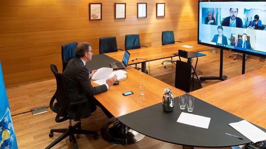 Núñez Feijóo, ayer, durante la videoconferencia que mantuvo con los líderes de los partidos. // FDV