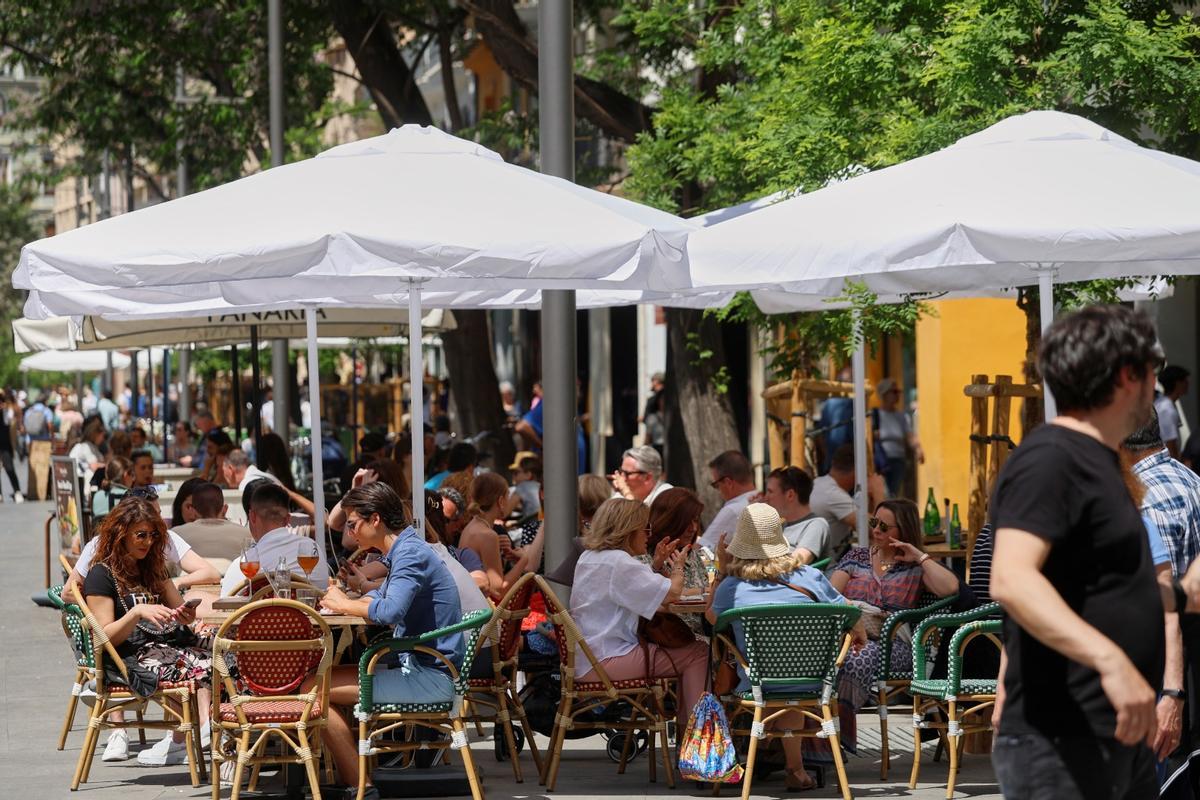 Terrazas llenas a la hora de comer, en el centro de València.