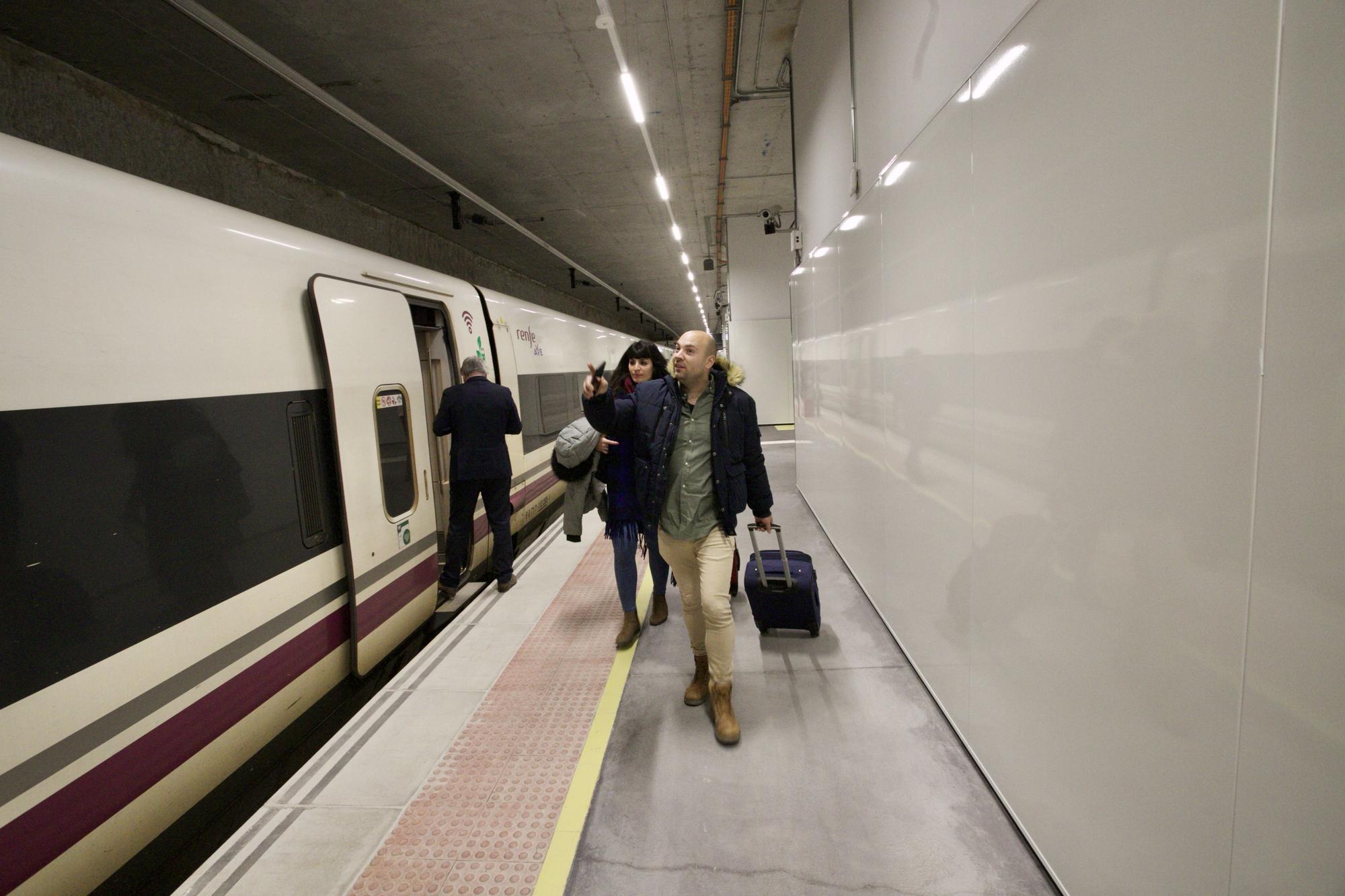 Así ha sido el primer día del AVE Murcia-Madrid y de Cercanías Avant en la estación del Carmen