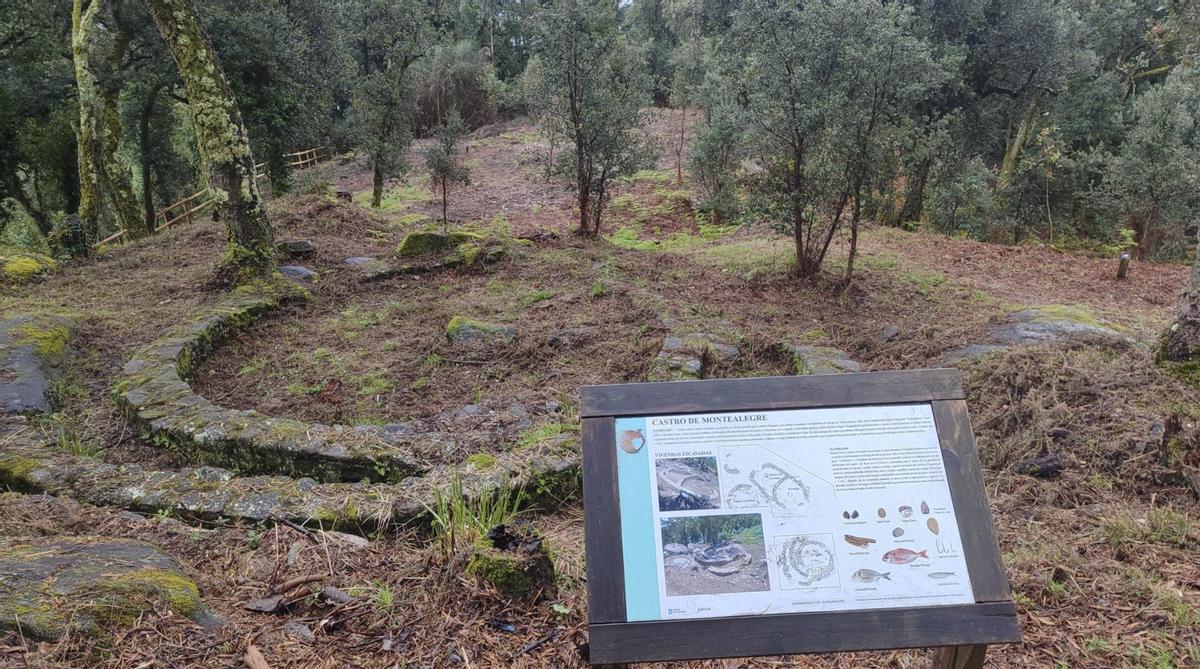 Una de las estructuras sacadas a la luz con las excavaciones, ya limpias y con el panel explicativo. |