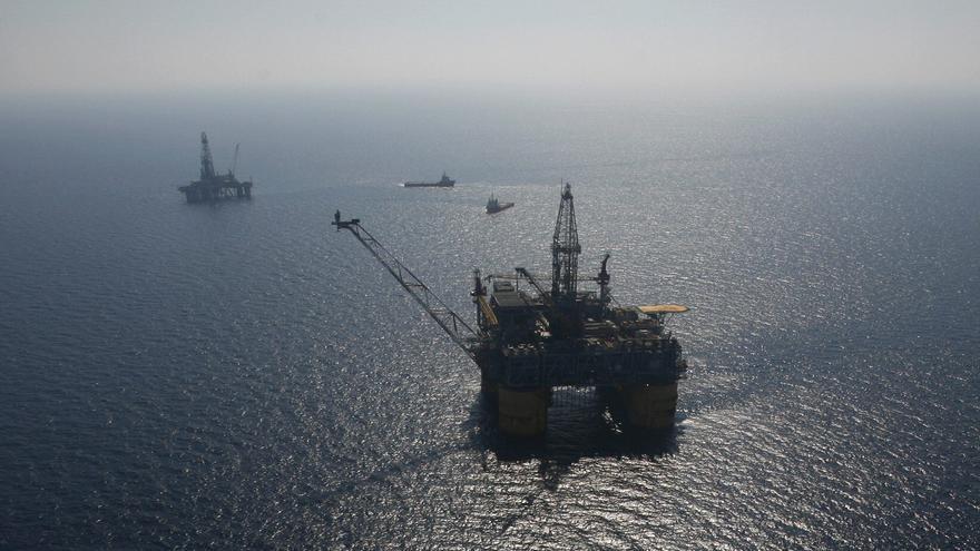 Biden prohíbe las perforaciones de petróleo y gas en la zona costera de EEUU