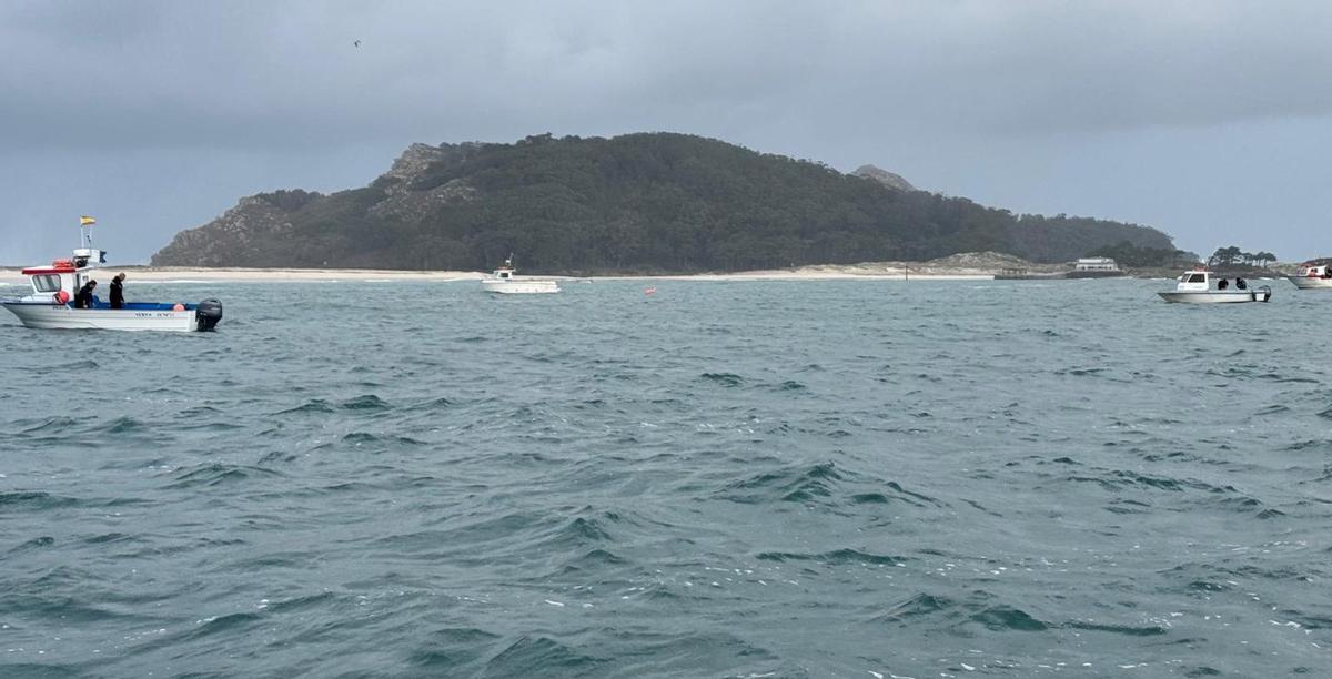 Un flotador de una batea de reparqueo fue arrastrado desde la dársena de Aldán hasta la playa de Vilariño. |