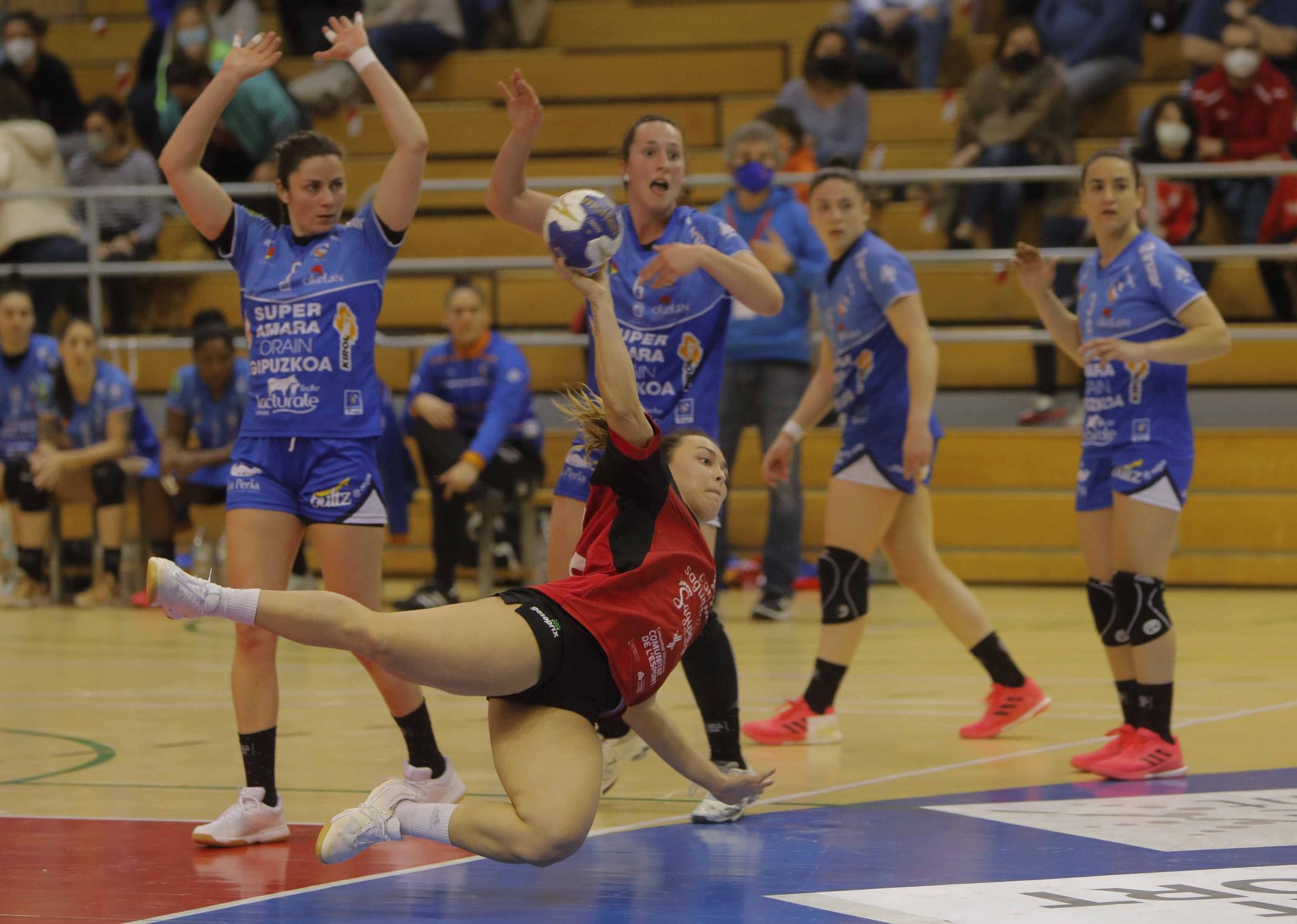 Las imágenes del BM Morvedre y el Amara Bera Bera, en el partido de la Copa de la Reina.