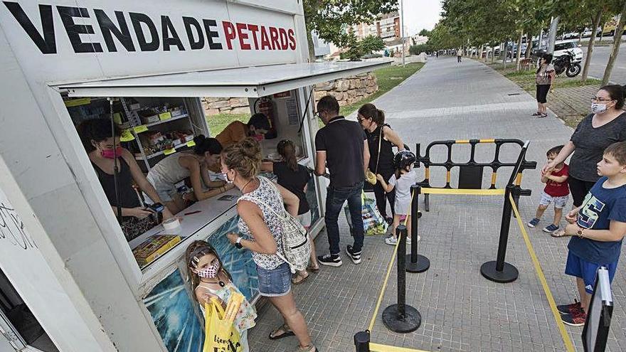 Compradors a la caseta de Petards Rubiralta davant la FUB, a l&#039;avinguda Universitària de Manresa |