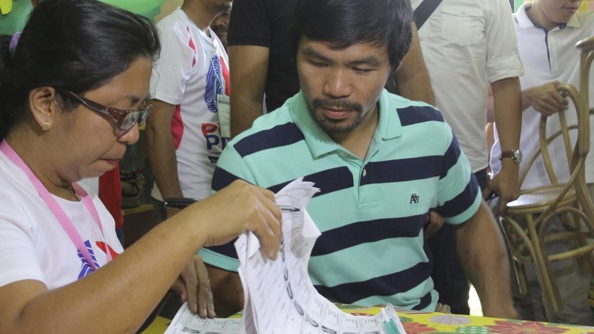 El boxeador Emmanuel Manny &quot;Pacman&quot; Pacquiao (d) ejerce su derecho al voto en Kiam.