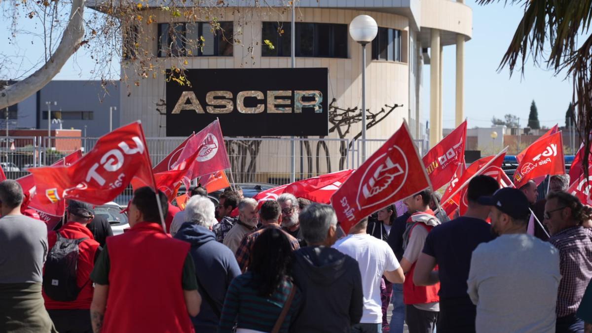Protesta de los sindicatos de la cerámica ante la sede de Ascer.