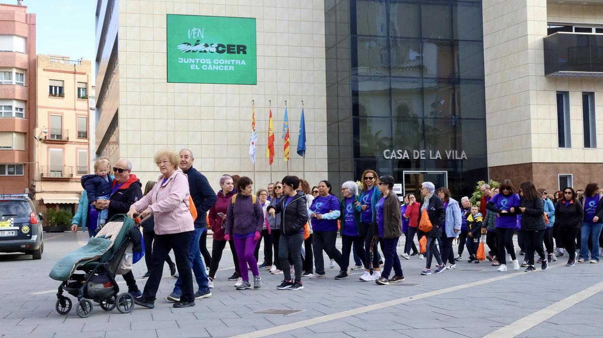 Familias y vecinos participan en una iniciativa centrada en la salud y la prevención.