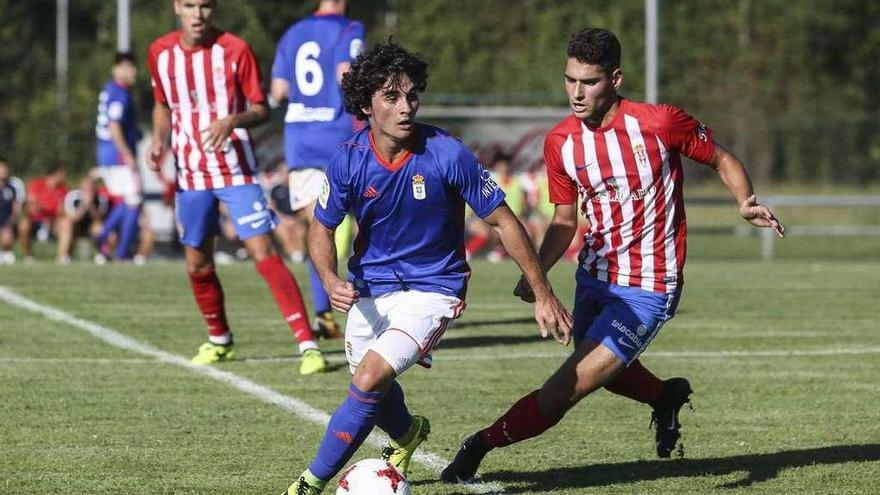 Una acción del Oviedo B-Sporting B, en El Requexón.