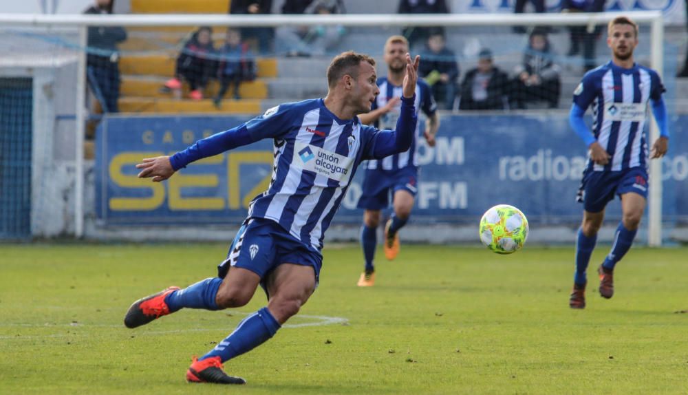 El Alcoyano se ha impuesto al Eldense (2-0) y ha aumentado a 9 puntos la diferencia con el Intercity.