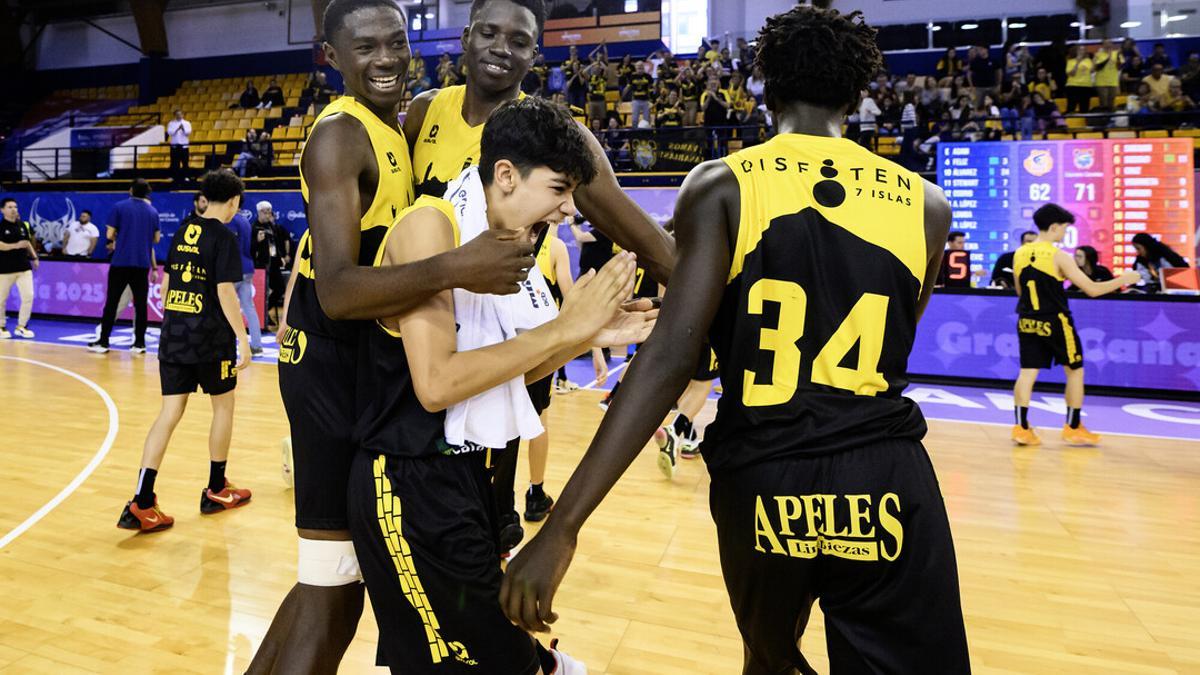 Varios jugadores del Cajasiete Canarias celebran el tercer puesto.