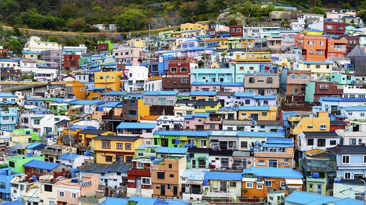 Gamcheon Culture Village, en Busan, aporta color y vida local a la ruta por la costa sur coreana.