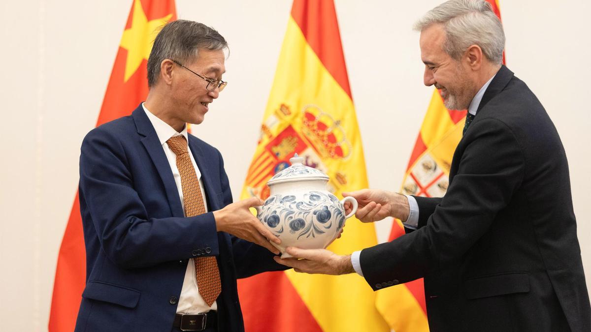 El encuentro institucional del presidente de Aragón, Jorge Azcón, con el embajador chino en España, que tuvo lugar hace tres meses.