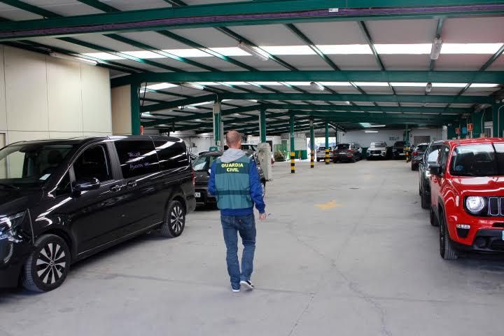 Desmantelan un aparcamiento clandestino de 750 coches y seis talleres ilegales junto al Aeropuerto de Palma