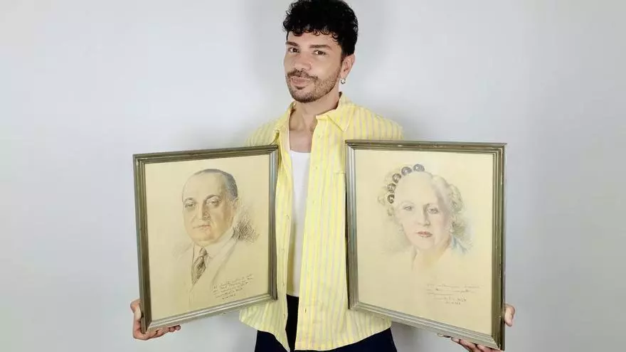José Ramón González junto a las obras halladas en el Rastro