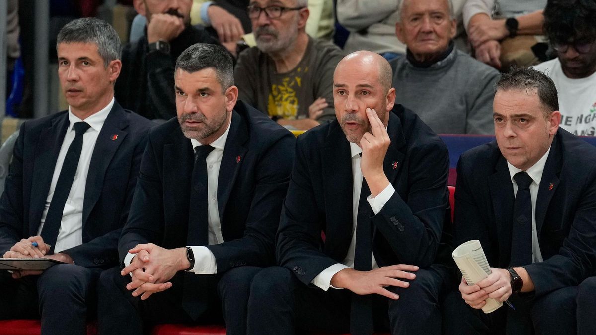 Óscar Oerllana, primero por la derecha, en el banquillo del Barcelona en un partido de Euroliga.