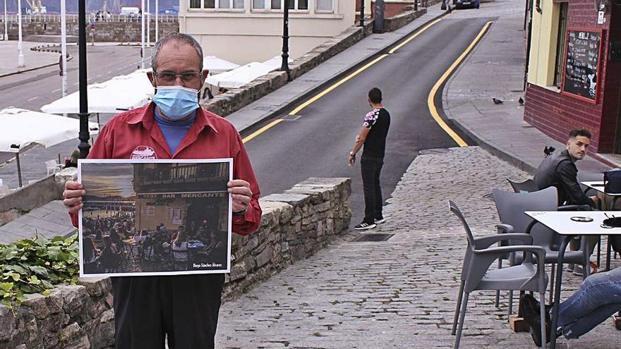 El hostelero Celso Suárez, con una foto prepandemia y, abajo, Cayo Wey, escanciando un culete de sidra. | Ulises Arce