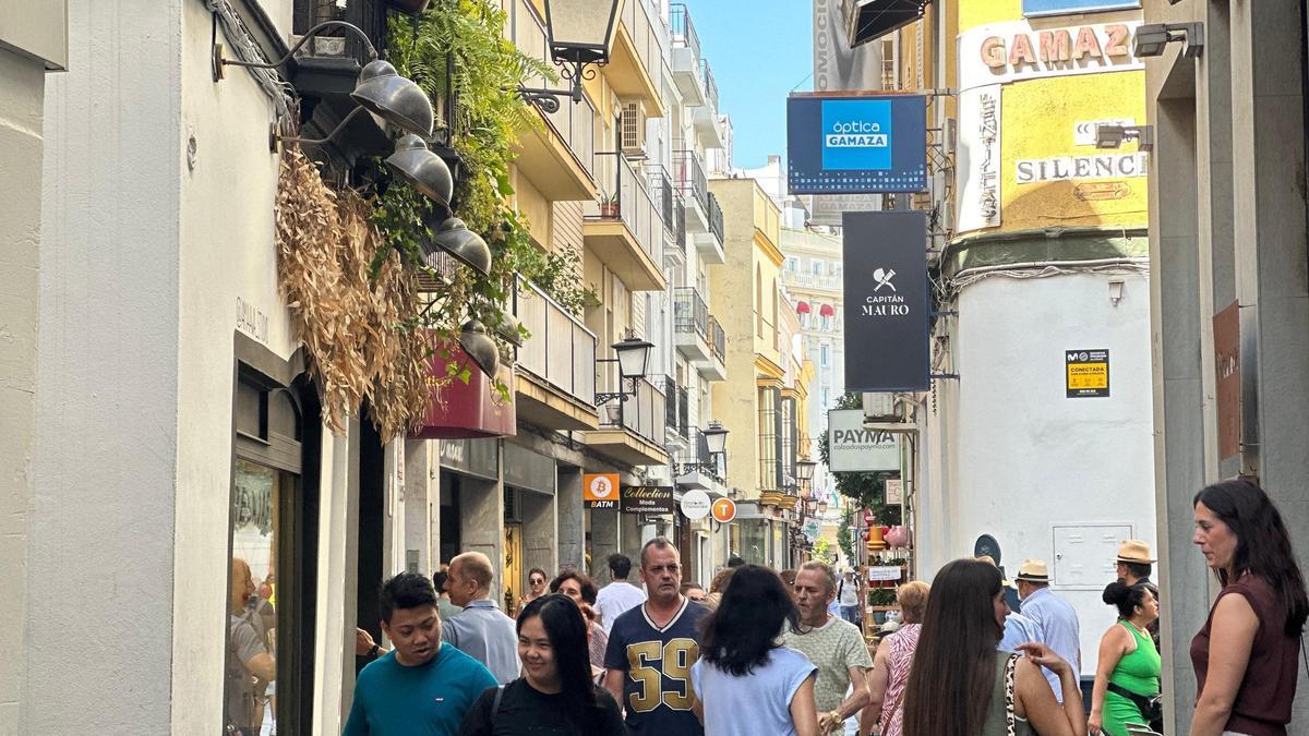 La calle San Eloy, a la altura de la calle Silencio, muy concurrida.