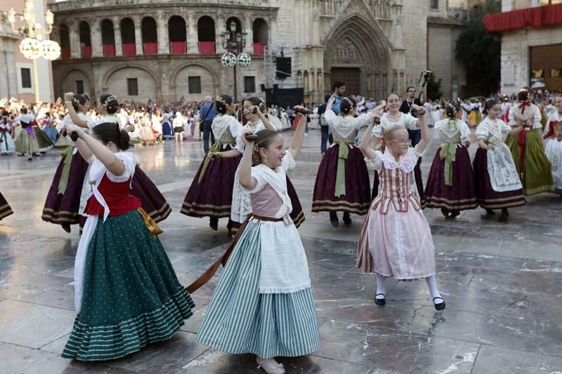 Dansà infantil en la plaza de la Virgen