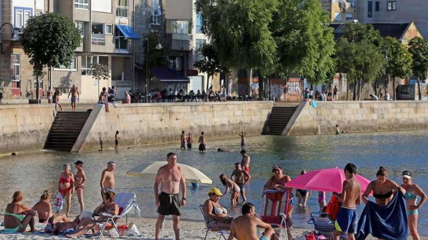 Bañistas en la playa viguesa de Bouzas ayer por la tarde. // Marta G. Brea