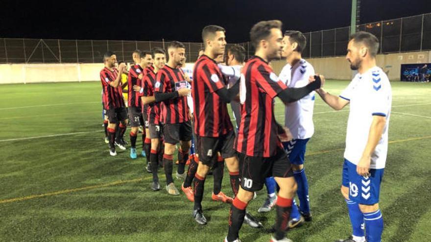 Saludo protocolario entre los jugadores del Tamaraceite y Unión Viera antes del partido disputado anoche.