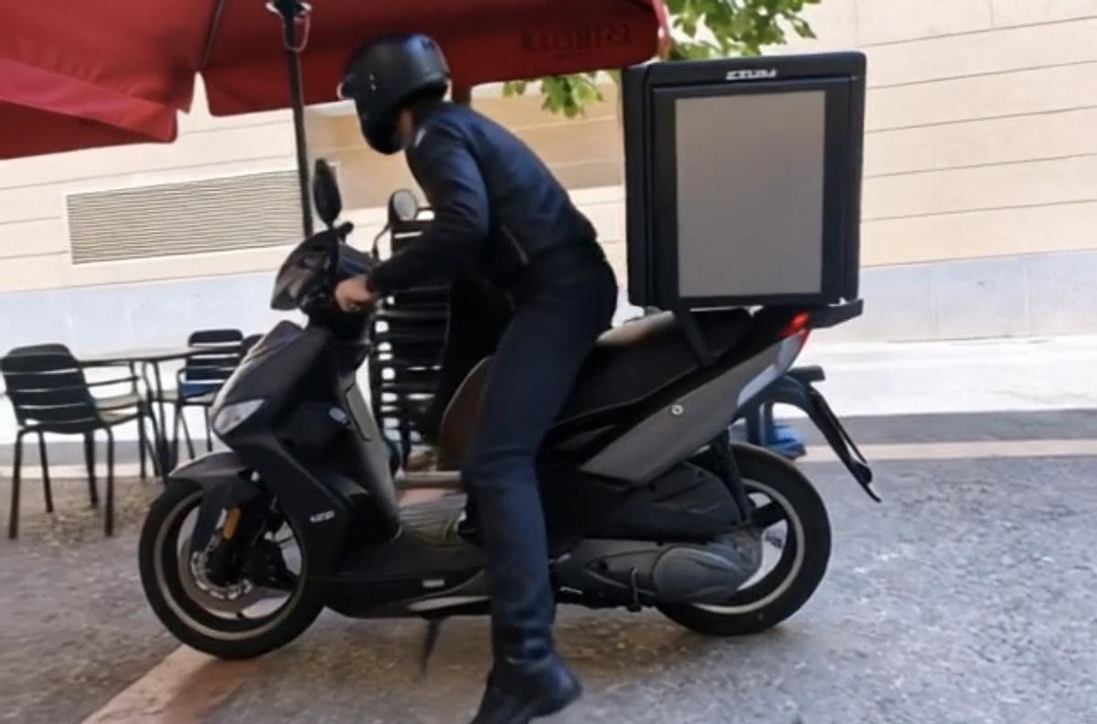 Un repartidor de Zzum en un establecimiento de Xàtiva.