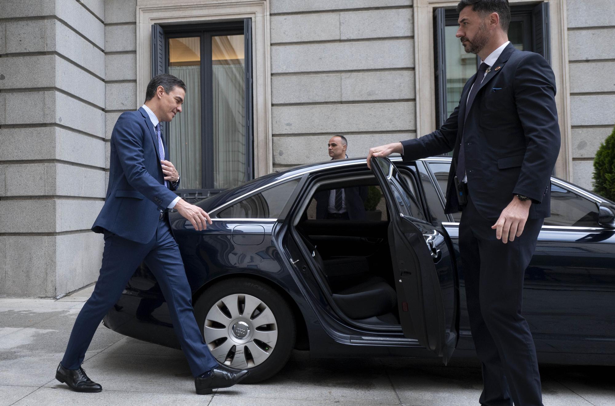 El presidente del Gobierno, Pedro Sánchez, este miércoles, se marcha del Congreso, al concluir la sesión de control.