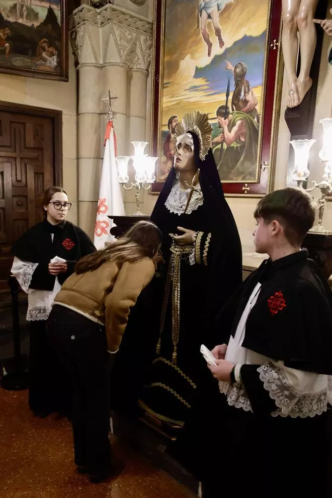 La iglesia de San Pedro acoge en Gijón el tradicional besamanos a la Virgen Dolorosa, en imágenes
