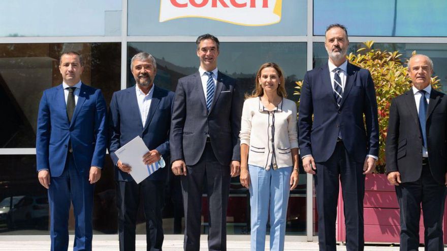 Representantes de Abanca y Coren en la firma del convenio. | // FDV