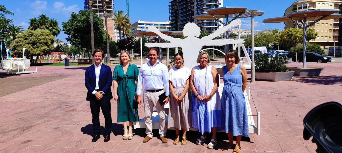 La alcaldesa de Vinaròs, Maria Dolores Miralles, la concejala de Turismo y Educación, Mercedes García, la responsable territorial de la Fundació ”La Caixa” en la Comunidad Valenciana, Soraya Casado, el director del Área de Negocio de CaixaBank, Juan Odriozola, y la asesora de la exposición, Érika Goyarrola, han inaugurado la exposición.