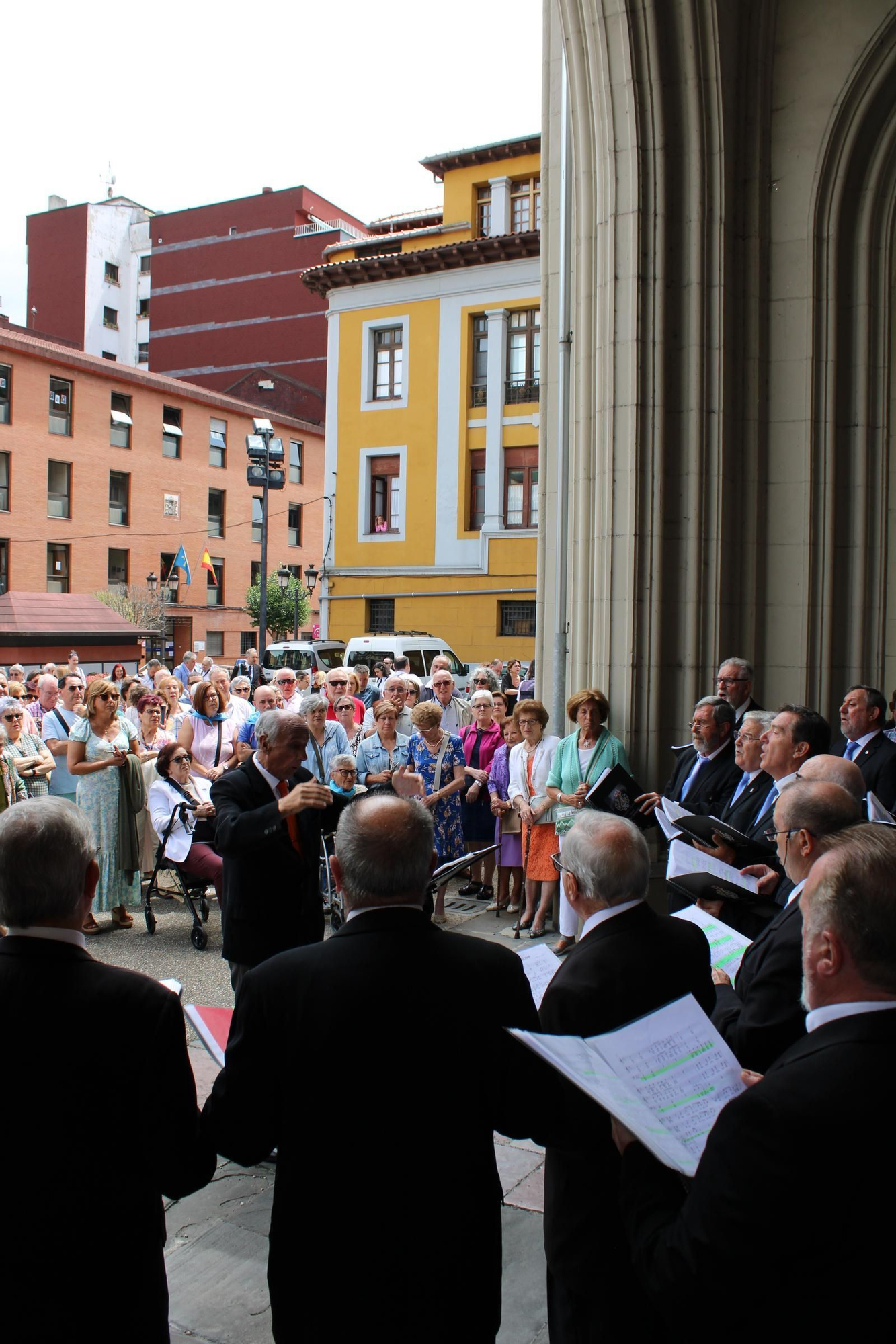 Así es el último día de las fiestas en Sama: del concierto del Coro "Santiaguín" a la jira por los bares, pasando por la música constante