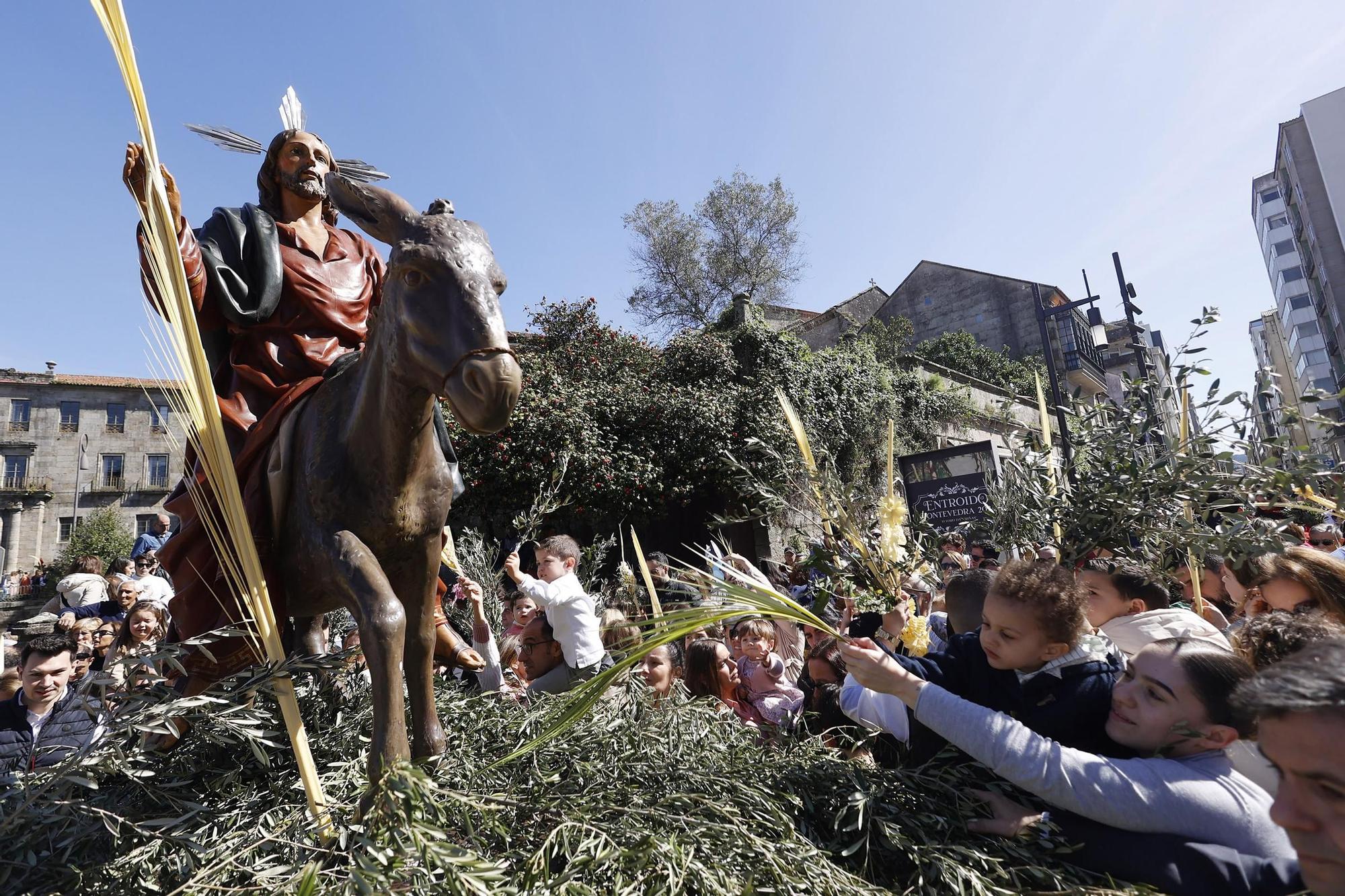 Cientos de fieles acuden a la procesión de la 'Burrita'