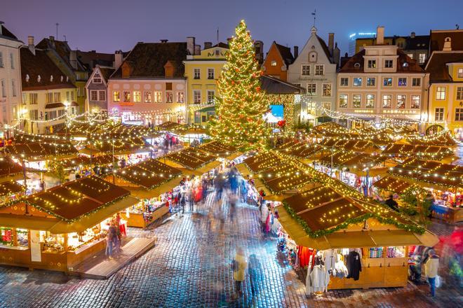 Las decoraciones se mezclan con la arquitectura en Tallinn