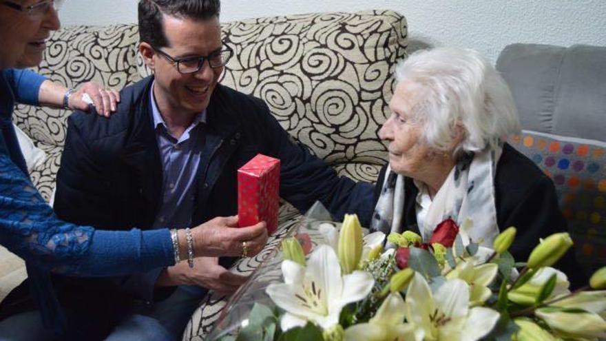 El alcalde de Elda, Rubén Alfaro, junto a Eufemia Pacheco en su último cumpleaños