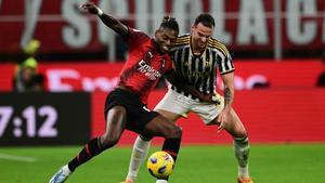 Rafael Leao lucha por la pelota con Federico Gatti durante el partido Milan - Juventus