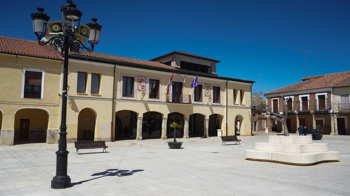 Plaza Mayor de Villalpando, con una de las luminarias que se sustituirá por nueva tecnología LED.