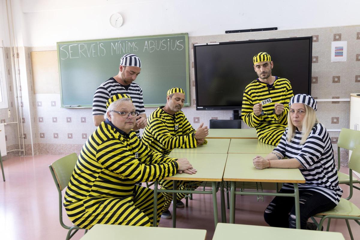 Los docentes de segundo de Bachillerato de Agost, vestidos de presos, este jueves