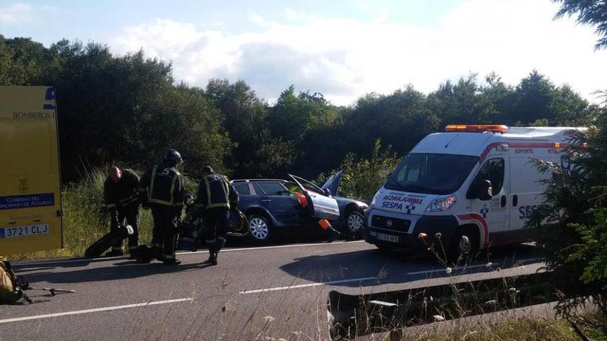 Choca contra el quitamiedos al esquivar un jabalí en Siero