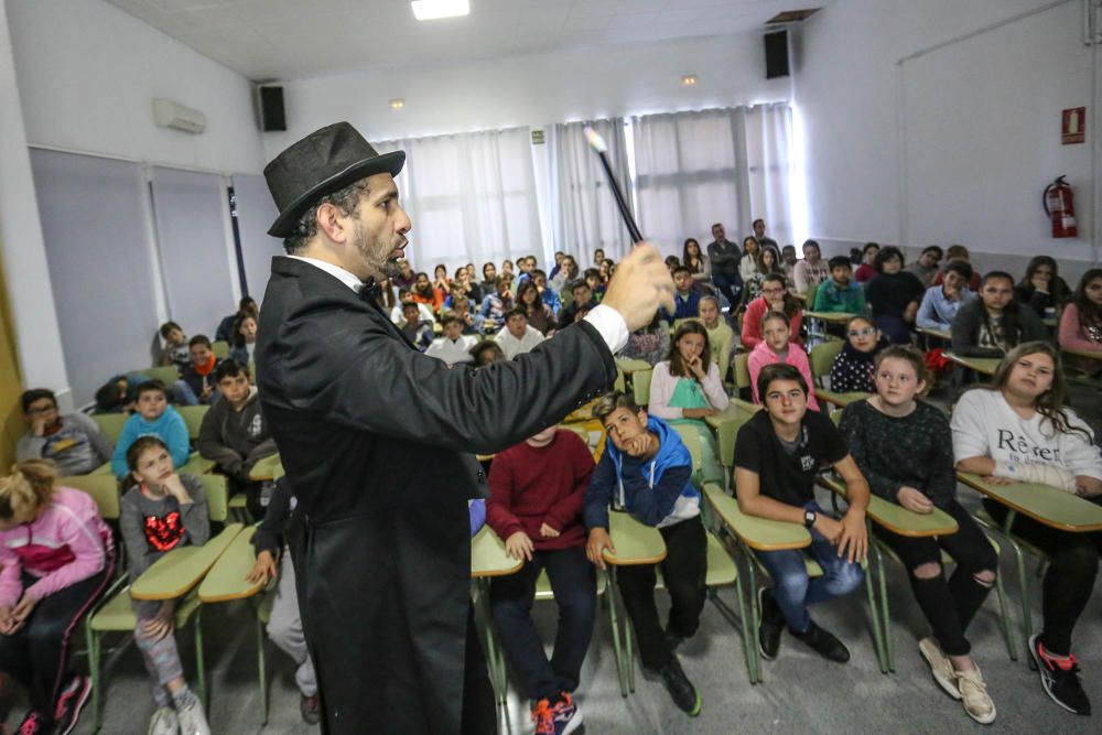 Los estudiantes del Colegio Nuestra Señora del Rosario de Torrevieja conocen la lírica de la mano de Pablo López en un programa que recorre todos los colegios públicos de la ciudad de la mano del Patr