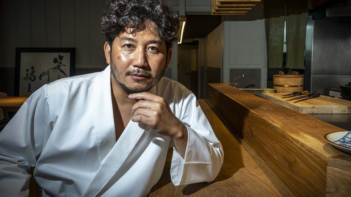 Daisuke Fukamura, en la barra del restaurante que lleva su apellido. Daisuke Fukamura, en la barra del restaurante que lleva su apellido.
