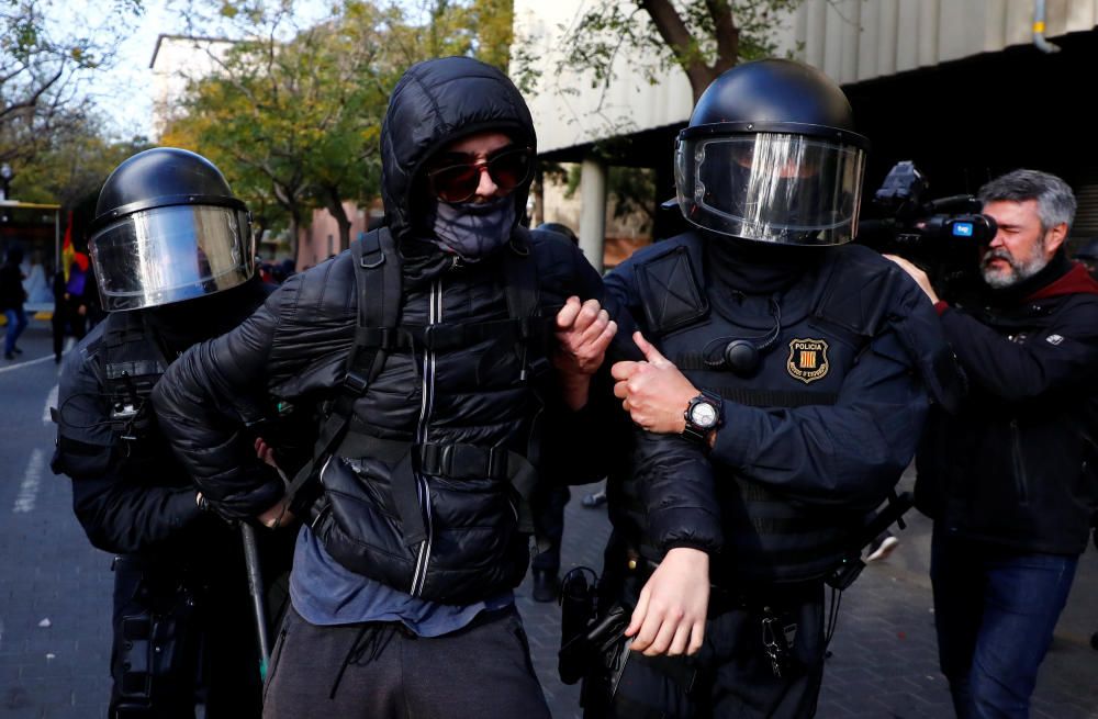 Tensió i enfrontaments entre Mossos i manifestants al centre de Barcelona