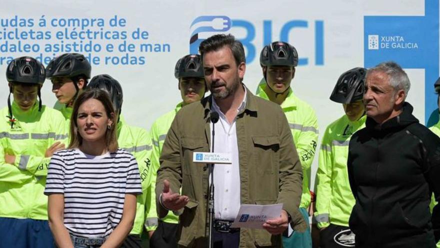 Diego Calvo, en el centro, durante el acto ayer en A Coruña. | | L. O.