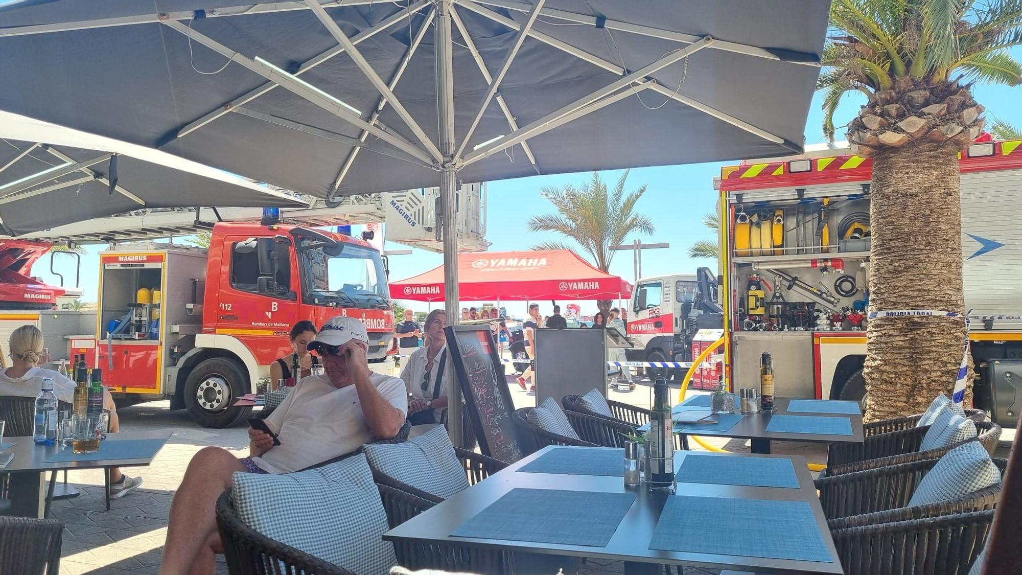 Susto en primera línea del Port d'Alcúdia por el incendio en un hostal el día de la Fira de la Sípia