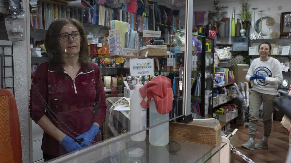 Una señora prepara su pequeño comercio en el pueblo zamorano de Fuentesaúco.