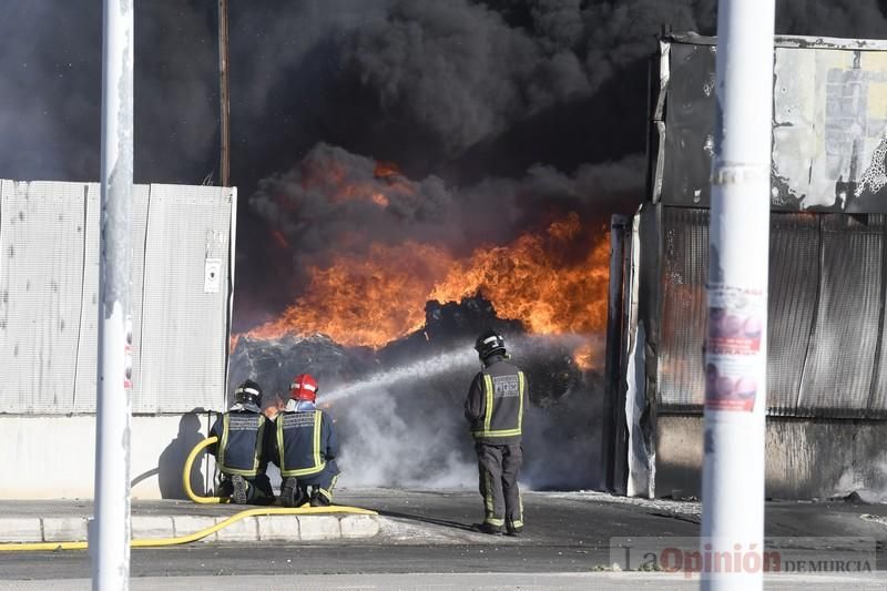 Imponentes llamas devoran una nave en Santomera