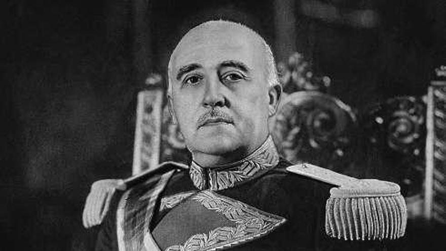 Franco, biografía corregida: ya es &quot;dictador&quot;