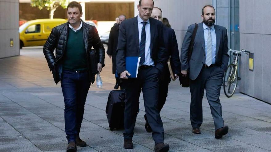 El constructor Juan Antonio Fernández junto a los abogados Miguel Valdés-Hevia, José Miguel Marcos Pellitero y Javier Díaz Dapena.